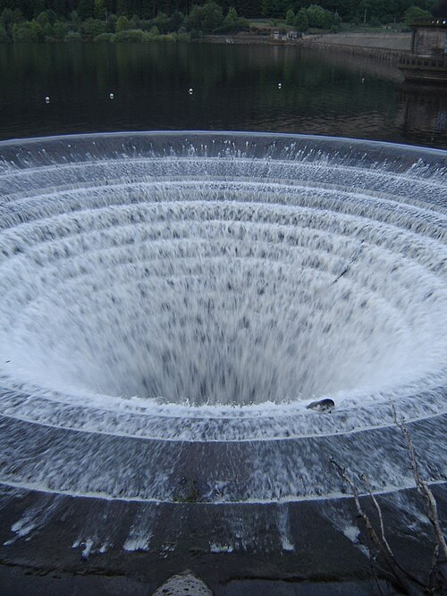 File:Ladybower Reservoir Outlet overflow.jpg
