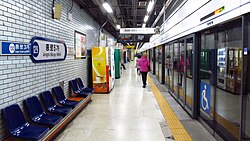 Full-height platform screen doors at Jongno 5-ga Station, Seoul metro (Seoul Subway Line 1)