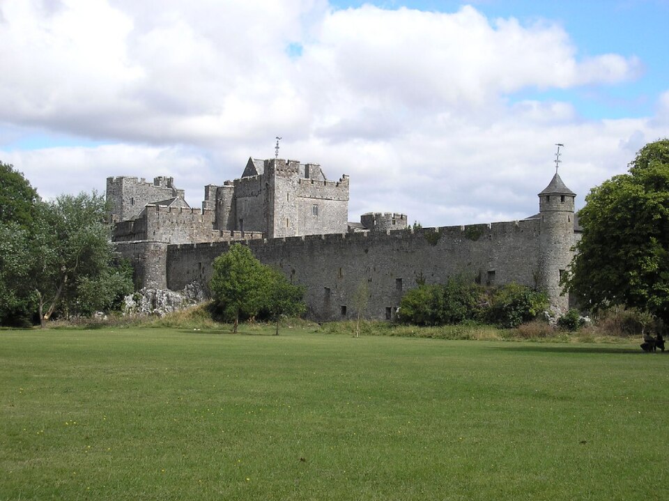 File:Cahir- castle- Ireland..jpg