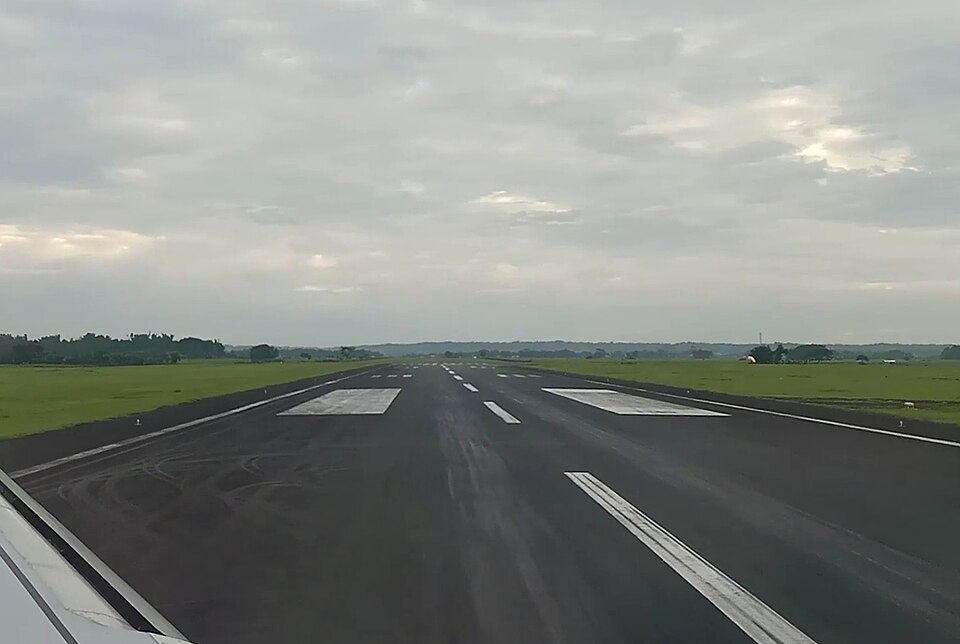 File:Iloilo Intl Airport runway 2022-07-04.jpg