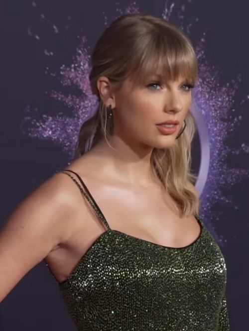 File:Taylor Swift AMAs 2019.png