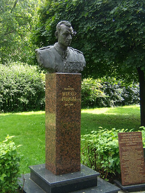 File:Wieluń. Pomnik Witolda Pileckiego. (3).jpg