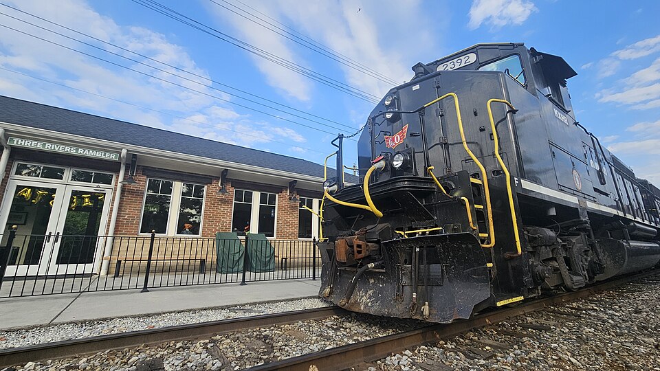 File:GP40-2lw KXHR.jpg
