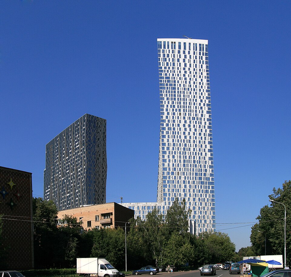 File:Moscow HouseOnMosfilmofskaya.jpg