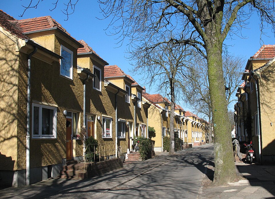 File:Staaken Gartenstadt Pfarrhof.jpg