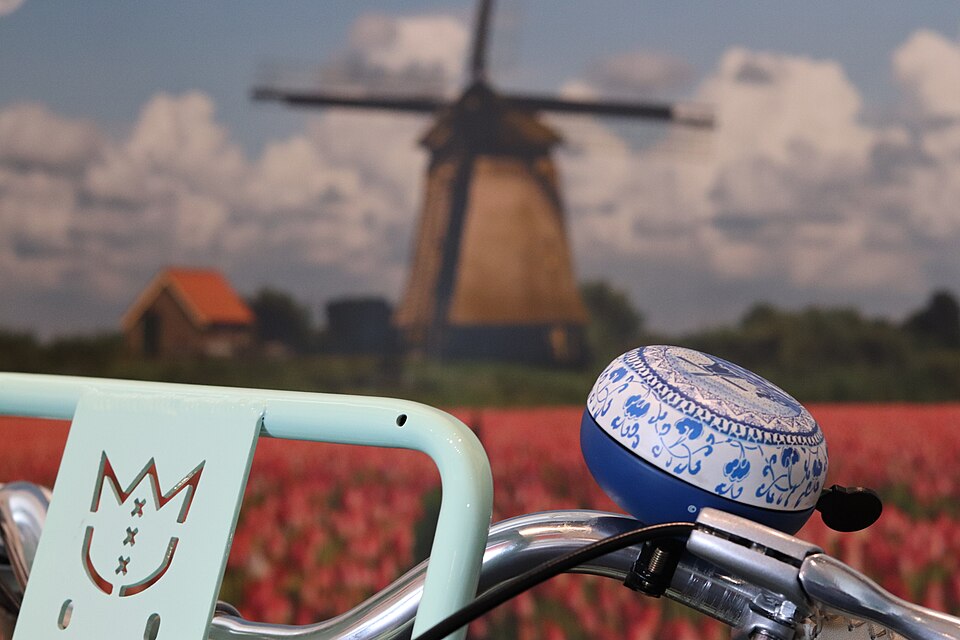 File:Bicycle handle bars with Fietsbel.jpg