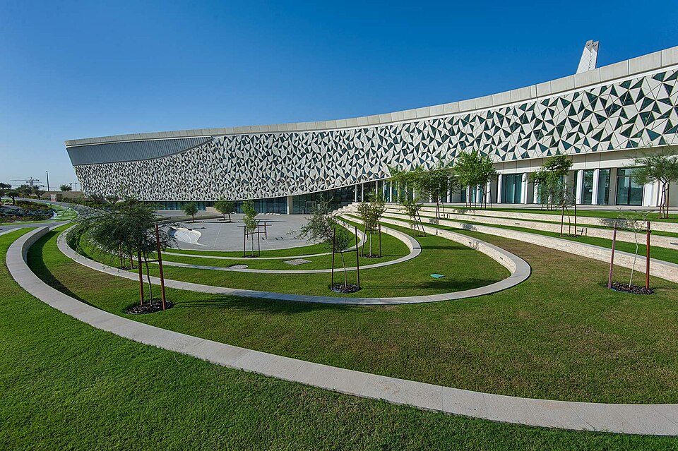 File:Courtyard lawn in Education City Mosque.jpg