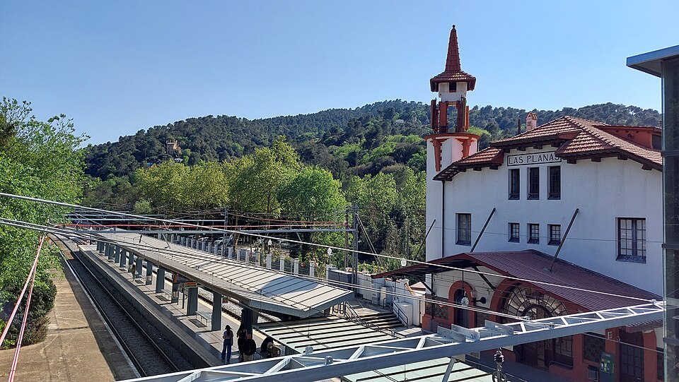 File:Les Planes train station 3.jpg