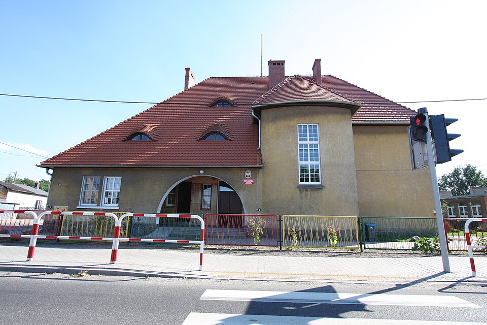File:54899 Chobienice szkola.JPG