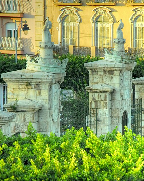 File:Parque Hernández, puerta principal.jpg