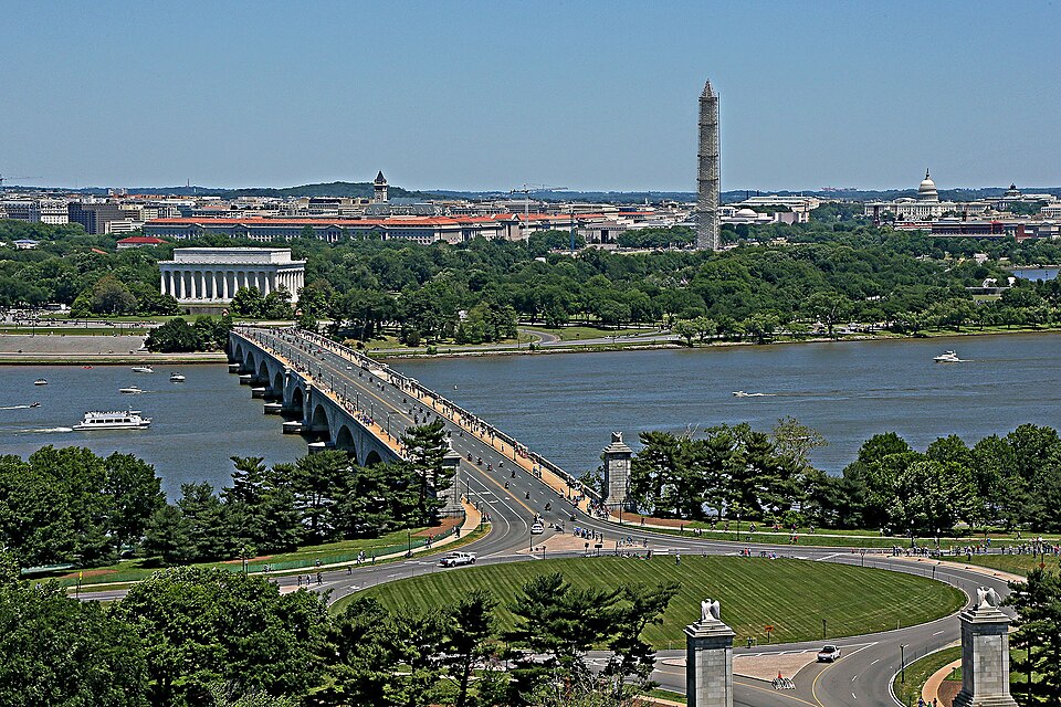File:ArlingtonMemorialBridgeEast.jpg