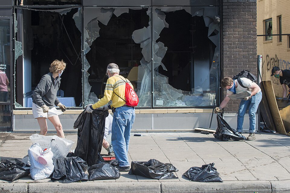 File:Lake Street cleanup (49957243172).jpg