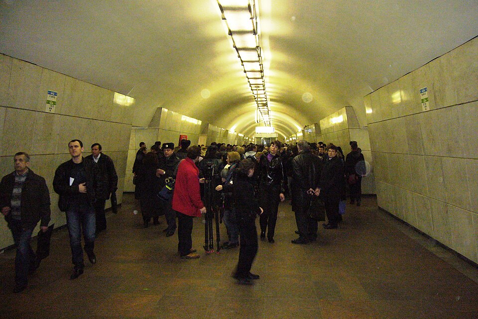 File:Lubyanka metro station 30Mar2010.JPG