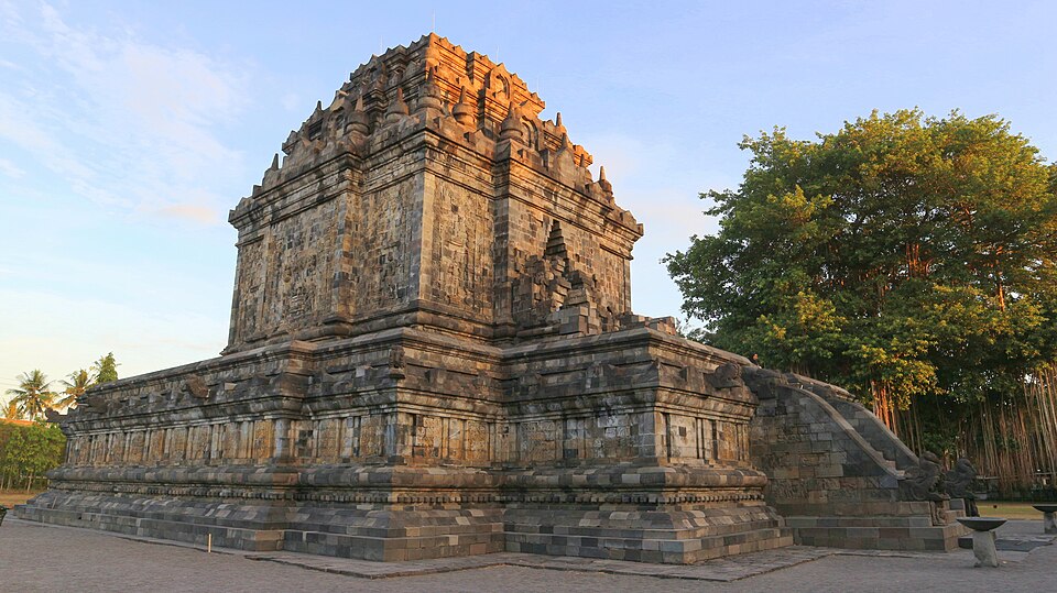 File:Mendut Temple Magelang.jpg
