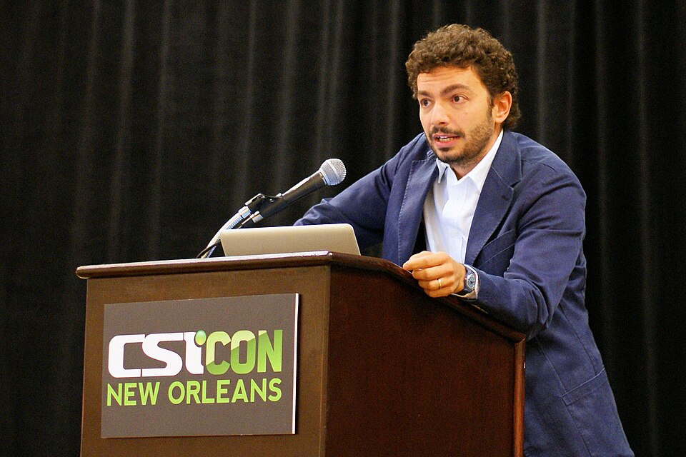 File:CSICON 2011-MassimoPolidoro.JPG