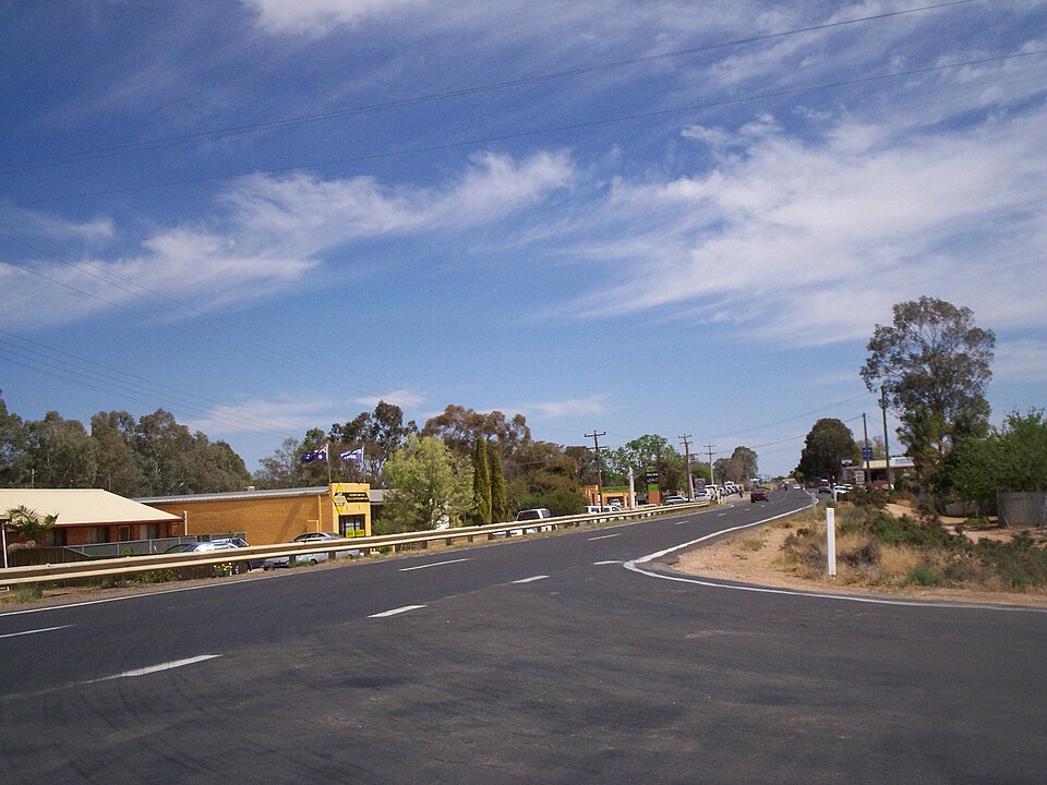 File:Gol Gol Sturt Highway 001.jpg