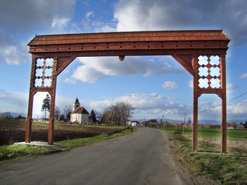 File:Imecsfalvi székelykapu.png