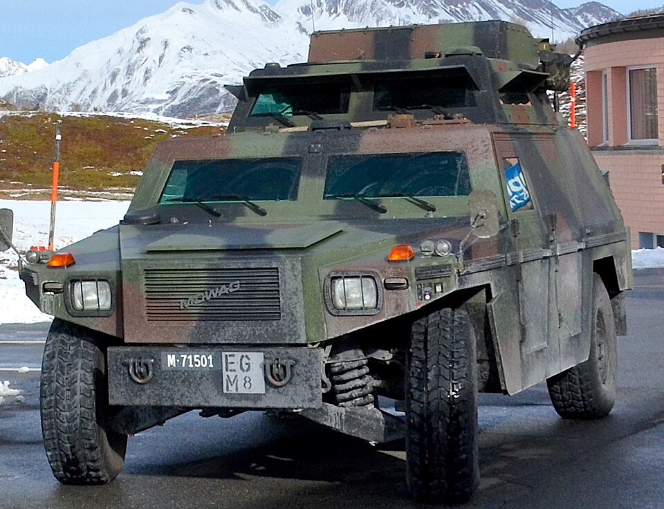 File:Militärfahrzeuge am Simplonpass (Schweiz) (cropped2) (cropped).jpg