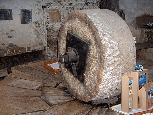 Olive mill - The spar through the eyelet is held in place by a dowel and is used to turn the current millstone.
