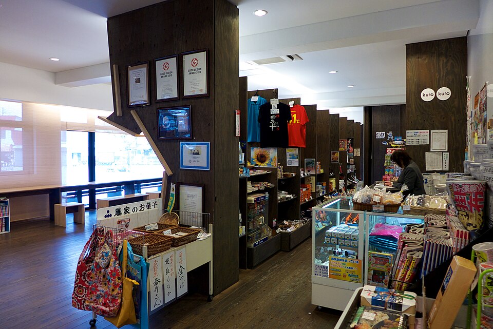 File:日本の売店 2014 (27601503986).jpg