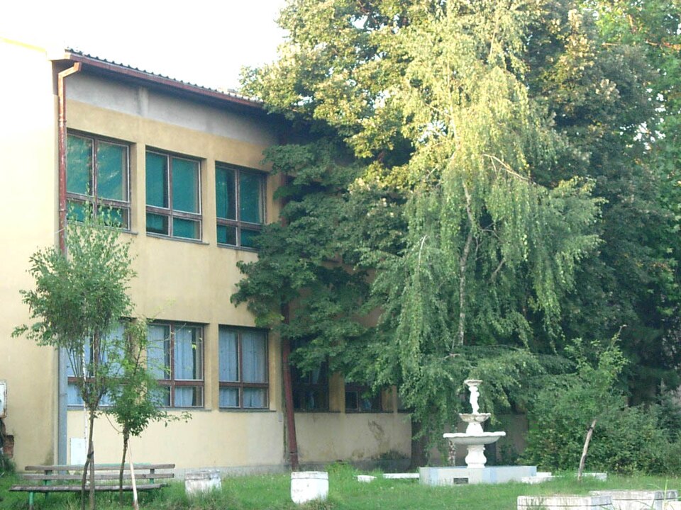 File:Jabuka, building in the village.jpg