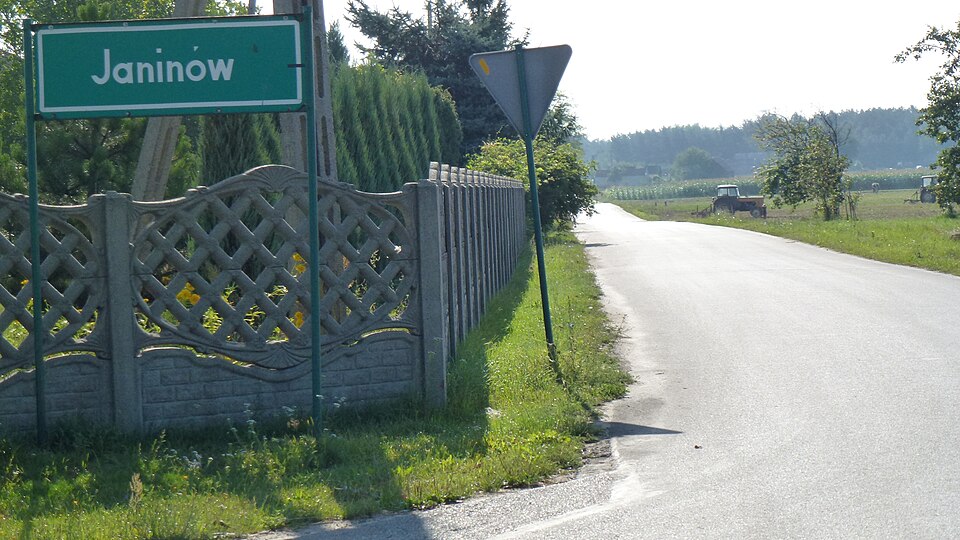File:Janinów wjazd do wsi.JPG