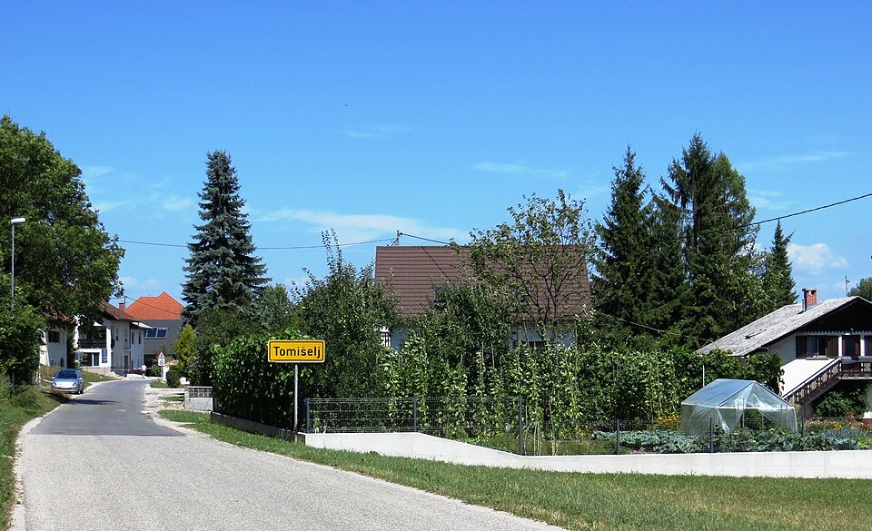 File:Tomiselj Slovenia.JPG