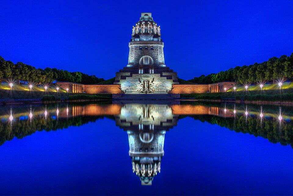 File:Völkerschlachtdenkmal blaue Stunde.jpg