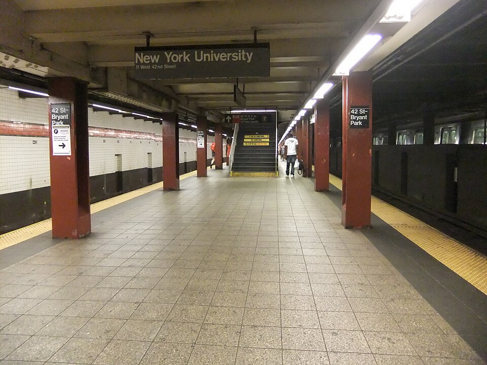 File:42nd Street-Bryant Pk platform.JPG
