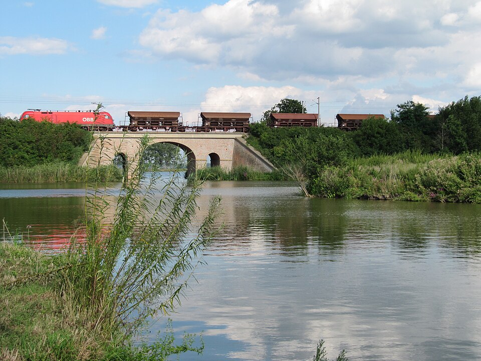 File:BernhardsthalerSee+Viadukt.JPG