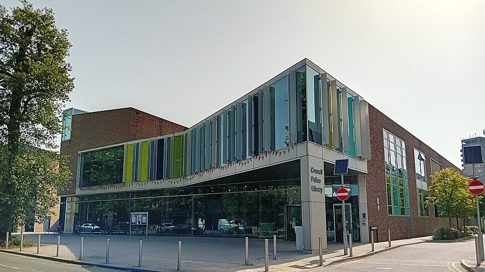 File:Civic Centre, Station Road, Addlestone.jpg