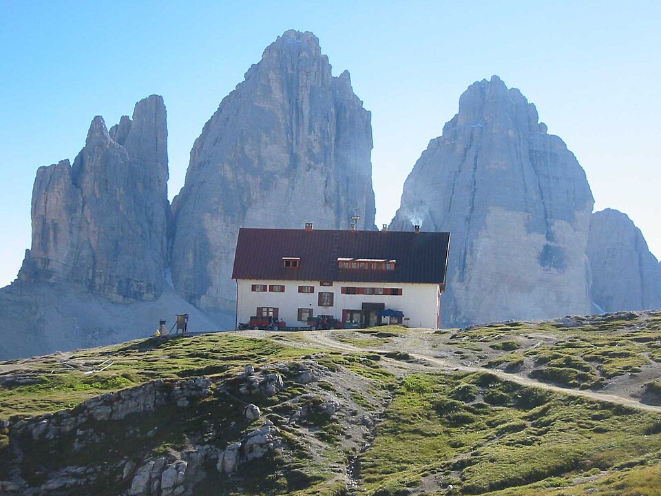 File:Drei Zinnen Hütte-Rifugion Locatelli 2.JPG