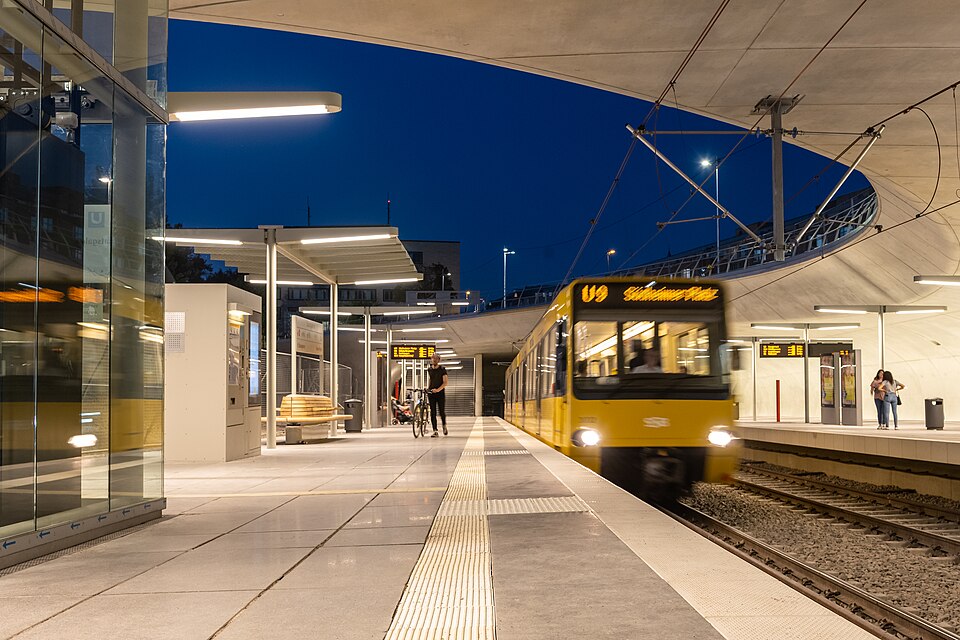 File:Haltestelle Staatsgalerie Stuttgart-pjt1.jpg