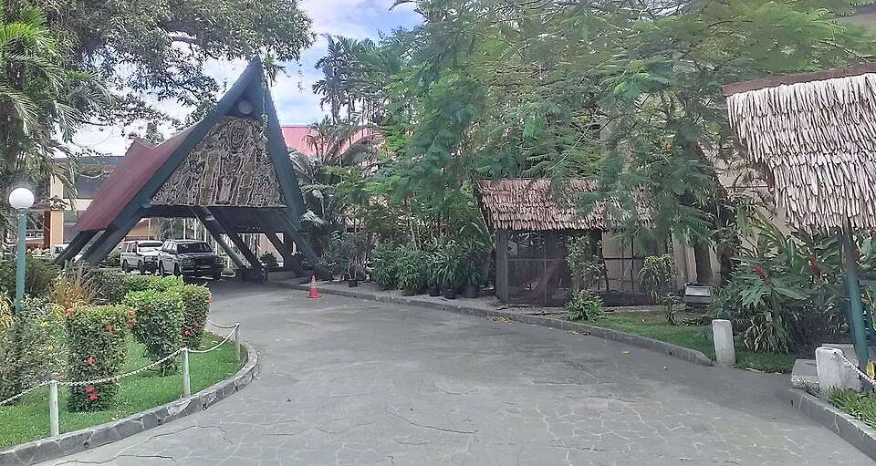 File:LaeInternationalHotel.jpg