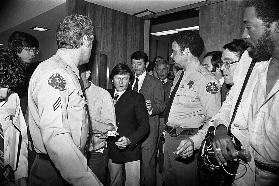 File:Roman Polanski leaving courtroom, 1977.jpg