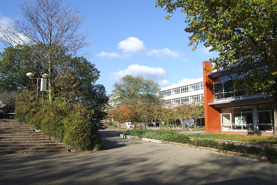 File:CJD Koenigswinter Schulhof.jpg
