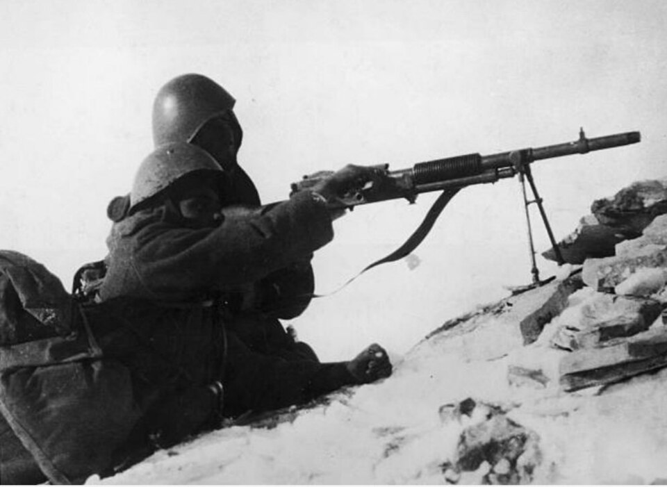 File:Greek soldiers EYP Hotchkiss (Modified Hotchkiss).jpg