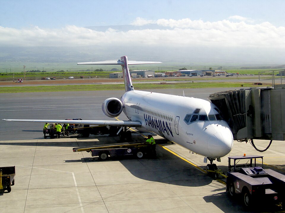 File:Hawaiian Airlines.Boeing 717-200 OGG 2009.jpg