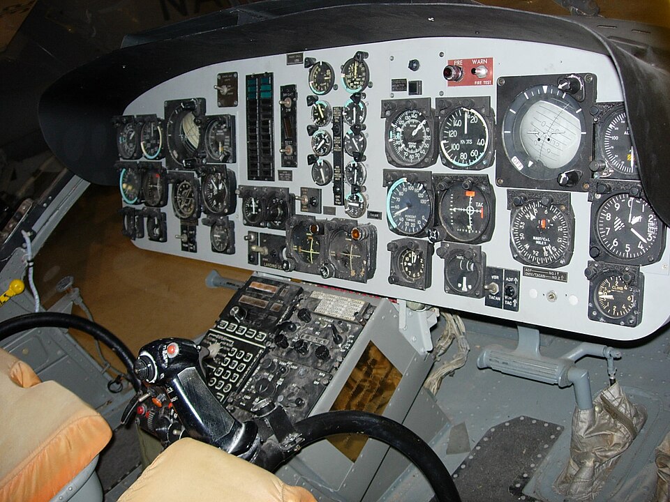 File:Hh52cockpitkrj.JPG