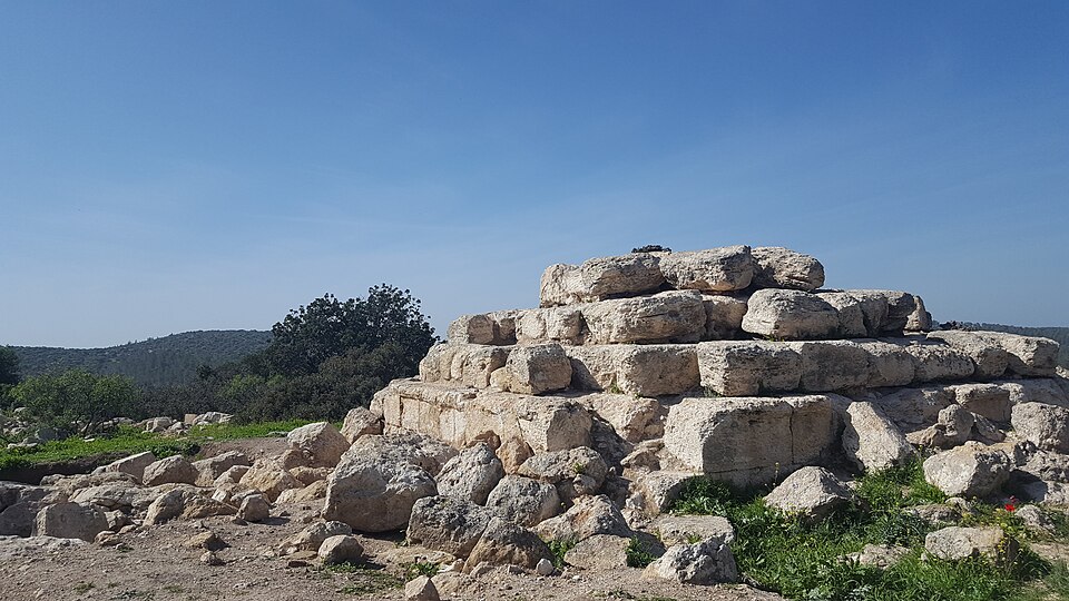 File:Israel Hiking Map הפירמידה.jpeg