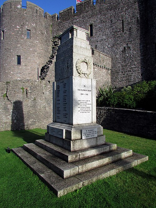 File:Pembroke War Memorial (24757668912).jpg