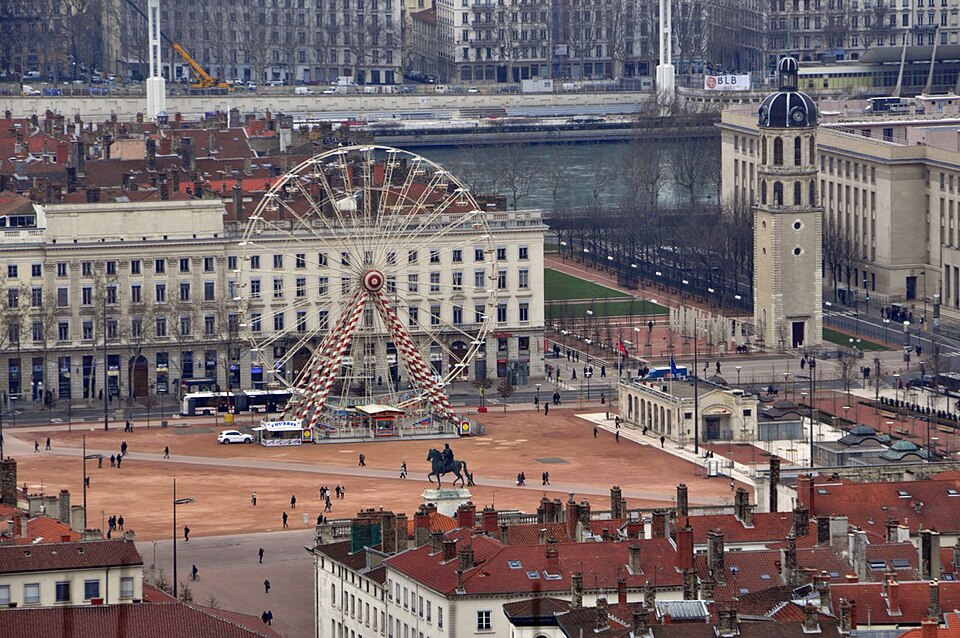 File:Place Bellecour à Lyon.JPG