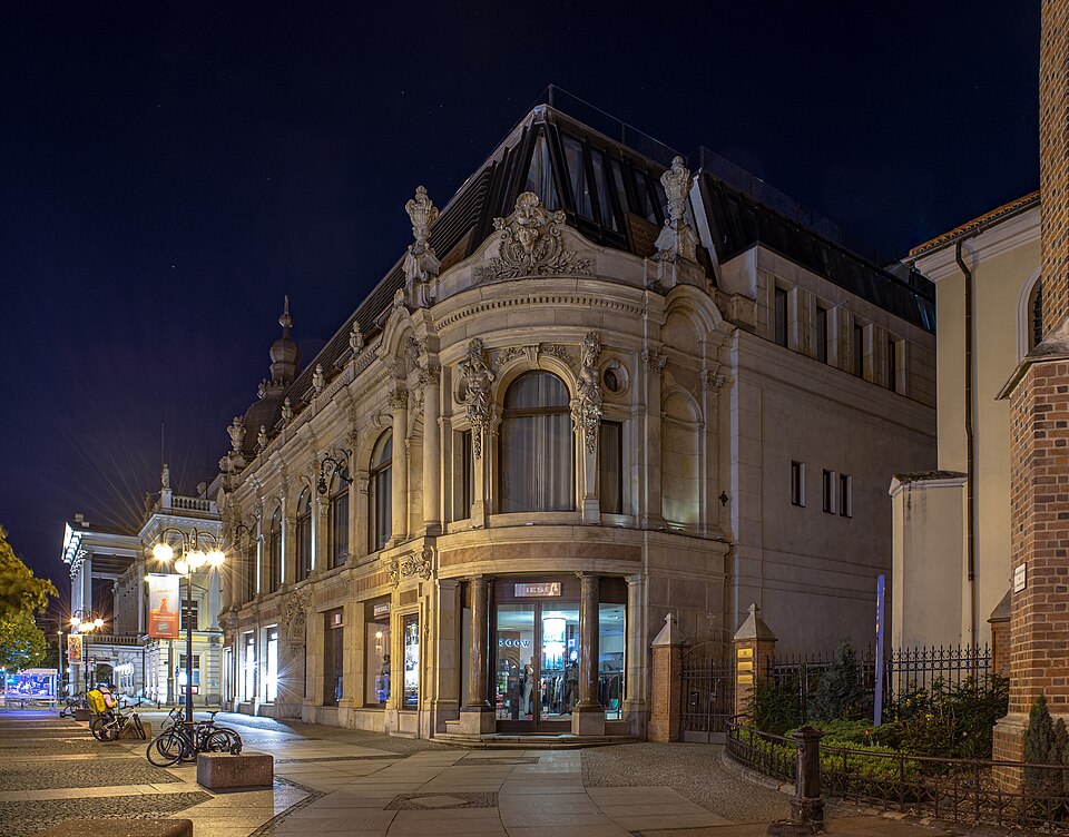 File:Wrocław - Hotel Monopol nocą.jpg