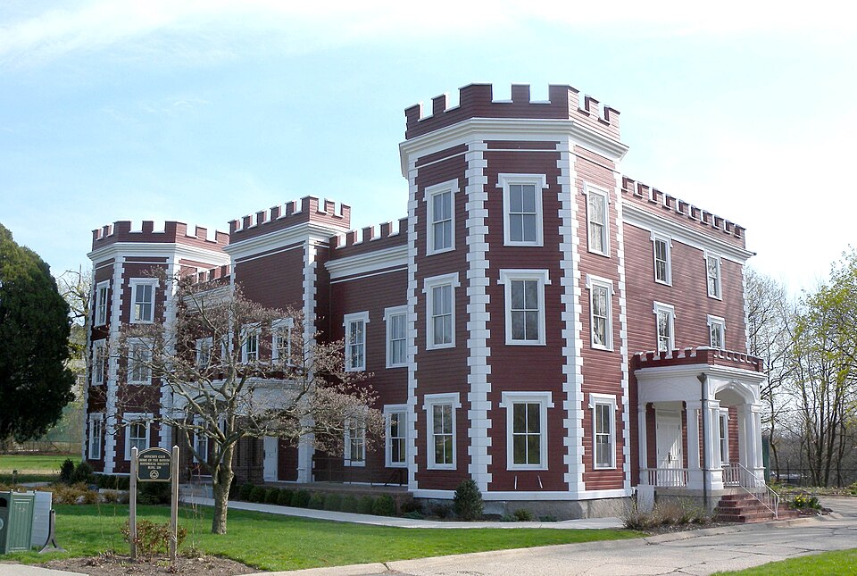 File:Ft Totten Officer Club jeh.JPG