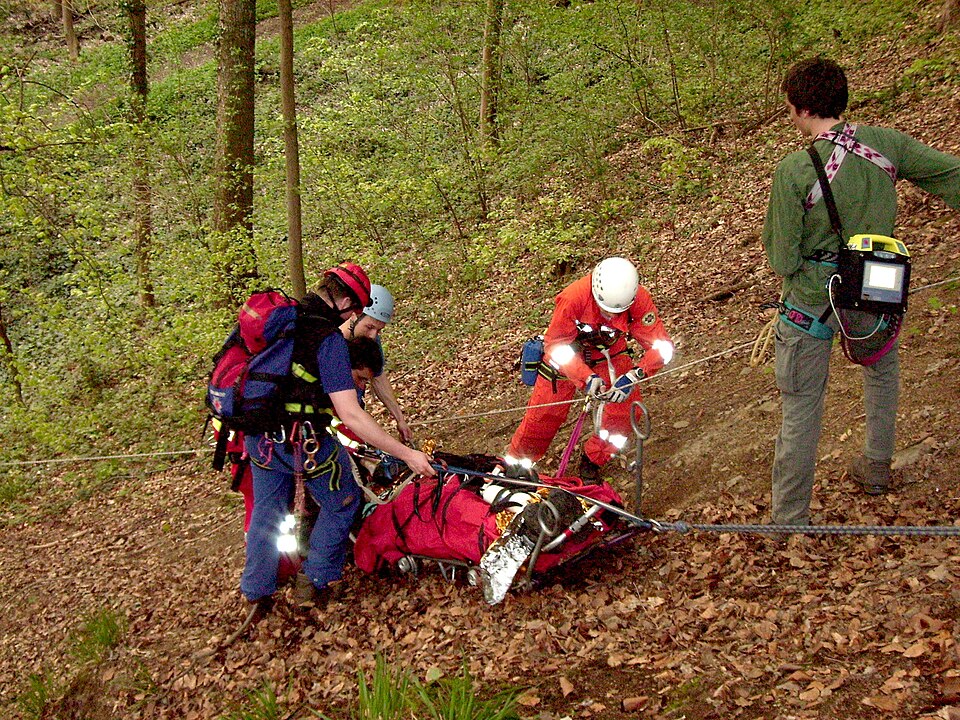 File:Gebirgstrage02 Patient Seilsicherung-2.jpg