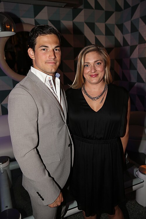 File:Giacomo Gianniotti and Larissa Giroux.jpg