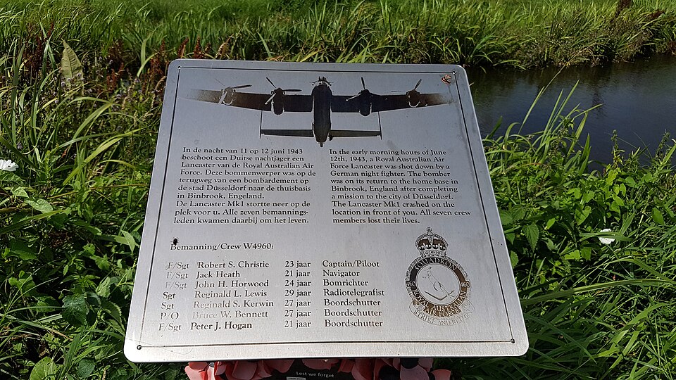 File:Lancaster W4960 monument, Reeuwijk. Crashlocatie 02.jpg