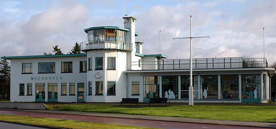 File:Luchthavengebouw-Welschap.jpg