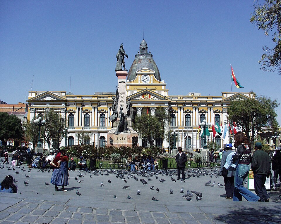 File:Palacio de Congresos Bolivia.jpg