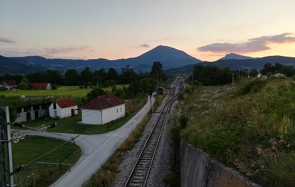 File:Railway in Prijevor, Čačak.jpg